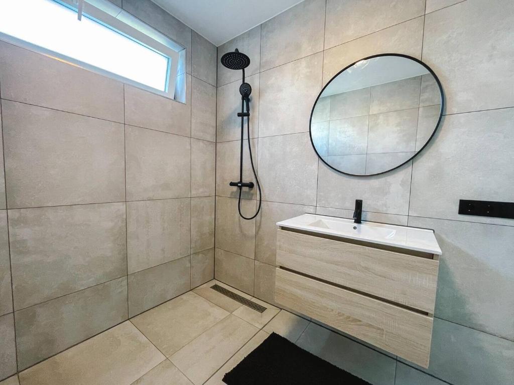 アーネムにあるModern & Convenient Studioの洗面台と鏡のあるバスルーム