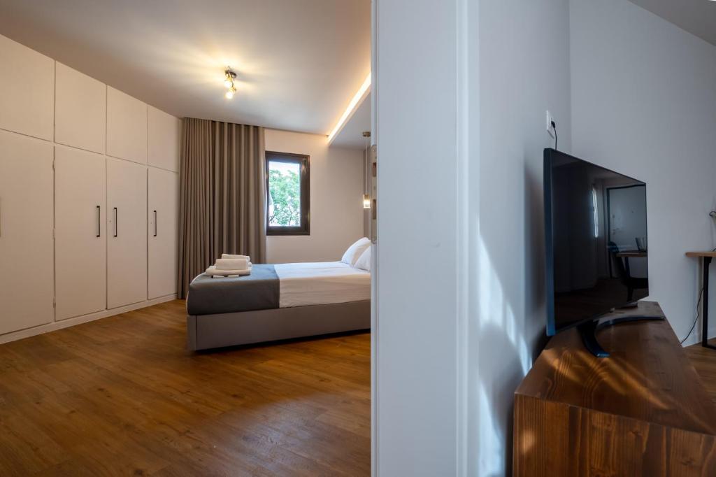 Posteľ alebo postele v izbe v ubytovaní Live Life Plaka Apartment