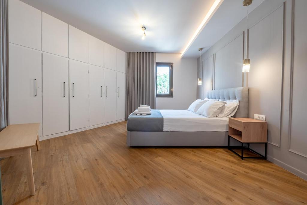 Posteľ alebo postele v izbe v ubytovaní Live Life Plaka Apartment
