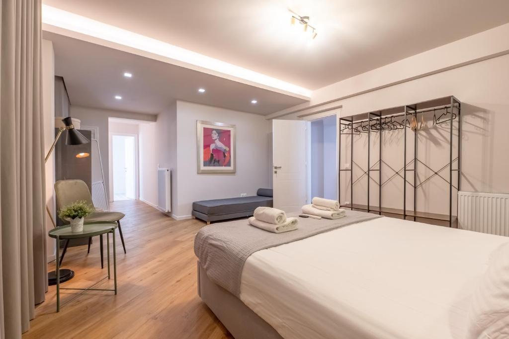 Posteľ alebo postele v izbe v ubytovaní Live Life Plaka Apartment