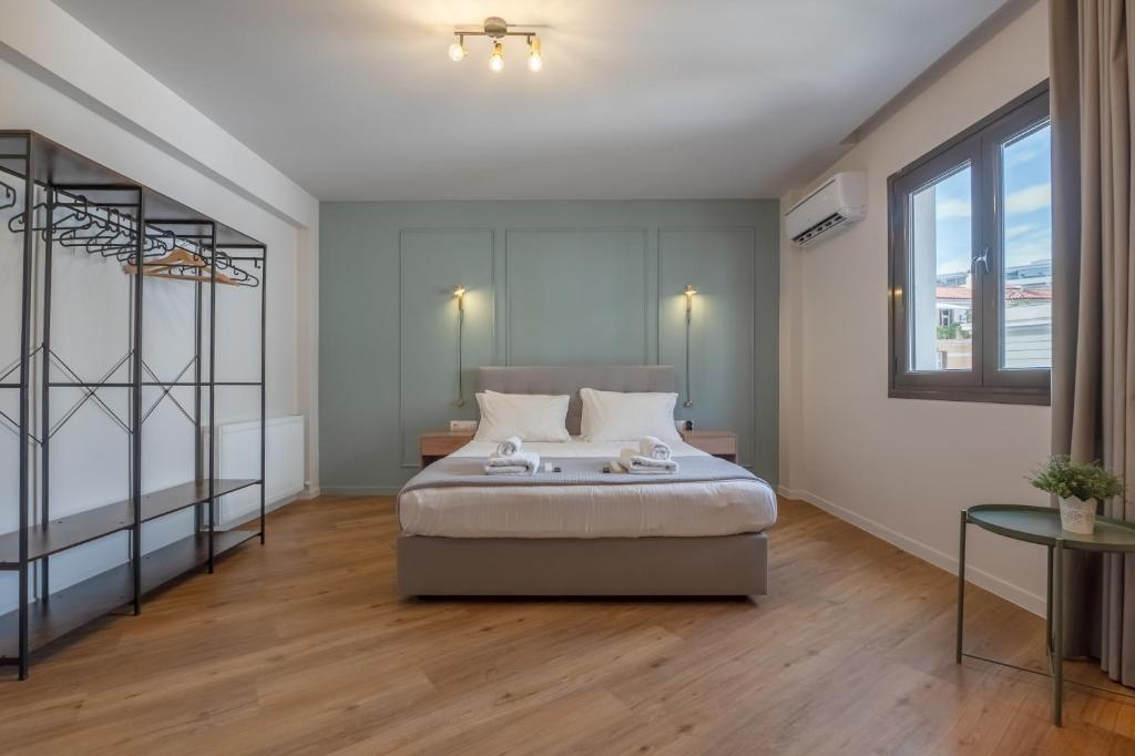 Posteľ alebo postele v izbe v ubytovaní Live Life Plaka Apartment