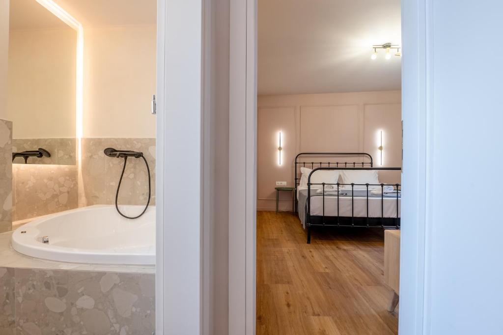 Posteľ alebo postele v izbe v ubytovaní Live Life Plaka Apartment