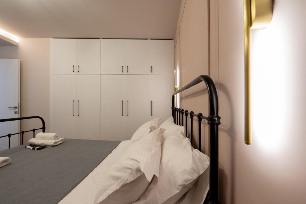 Posteľ alebo postele v izbe v ubytovaní Live Life Plaka Apartment