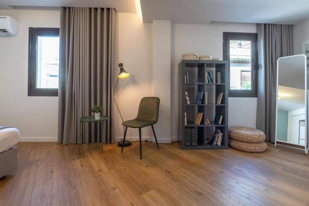 Posteľ alebo postele v izbe v ubytovaní Live Life Plaka Apartment