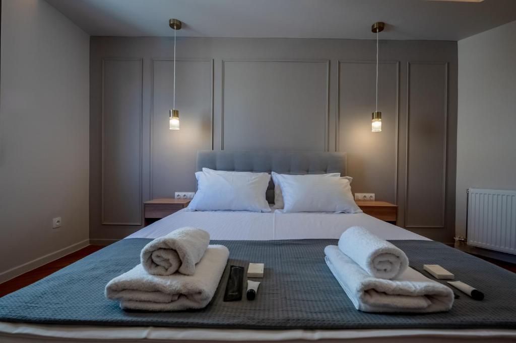 Posteľ alebo postele v izbe v ubytovaní Live Life Plaka Apartment