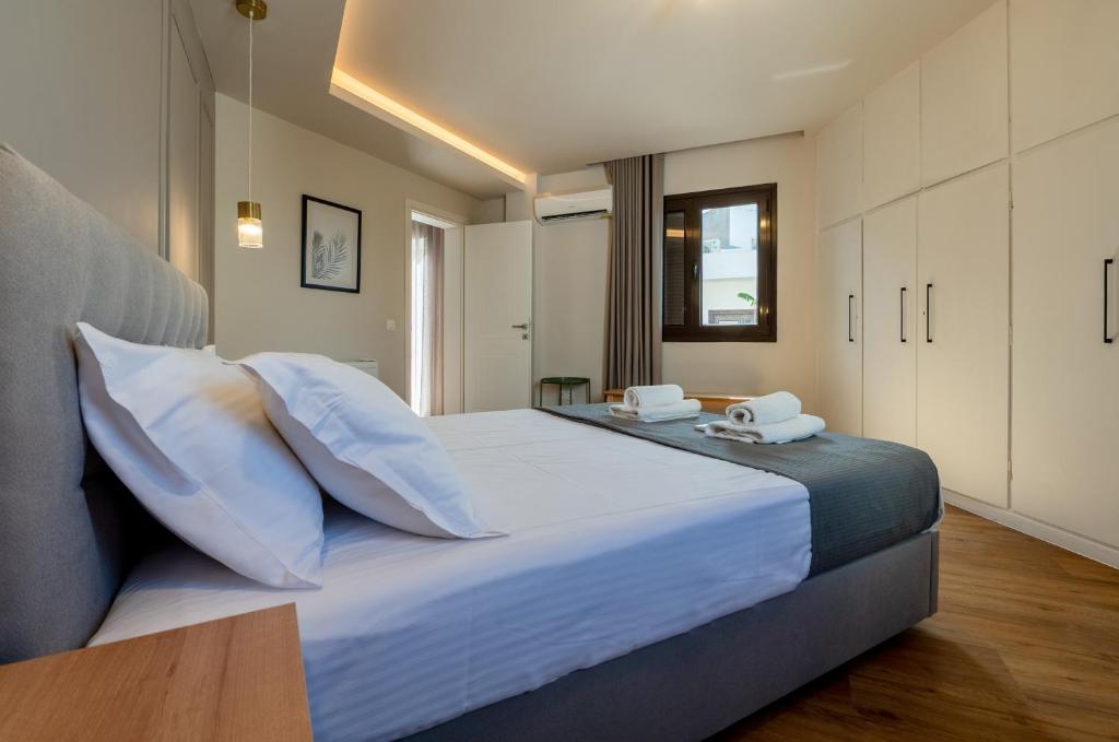 Posteľ alebo postele v izbe v ubytovaní Live Life Plaka Apartment