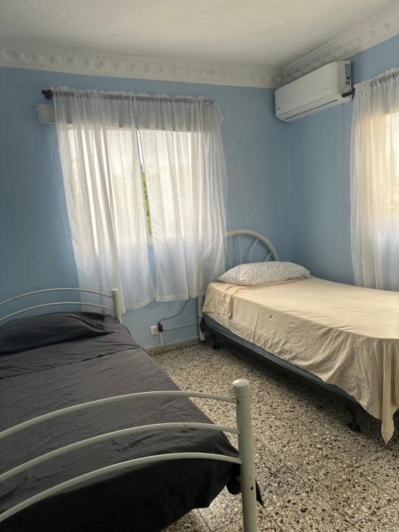 Postel nebo postele na pokoji v ubytování Rose 2 bedroom Apartment