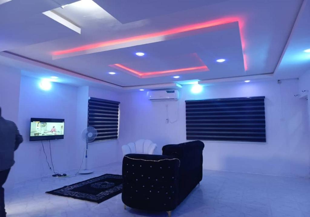 TV a/nebo společenská místnost v ubytování DBaLoGuN's HoMe ABEOKUTA- NEAR PANSEKE