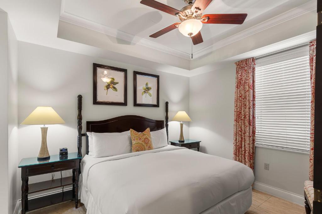 Ein Bett oder Betten in einem Zimmer der Unterkunft Beachside Resort &amp; Residences