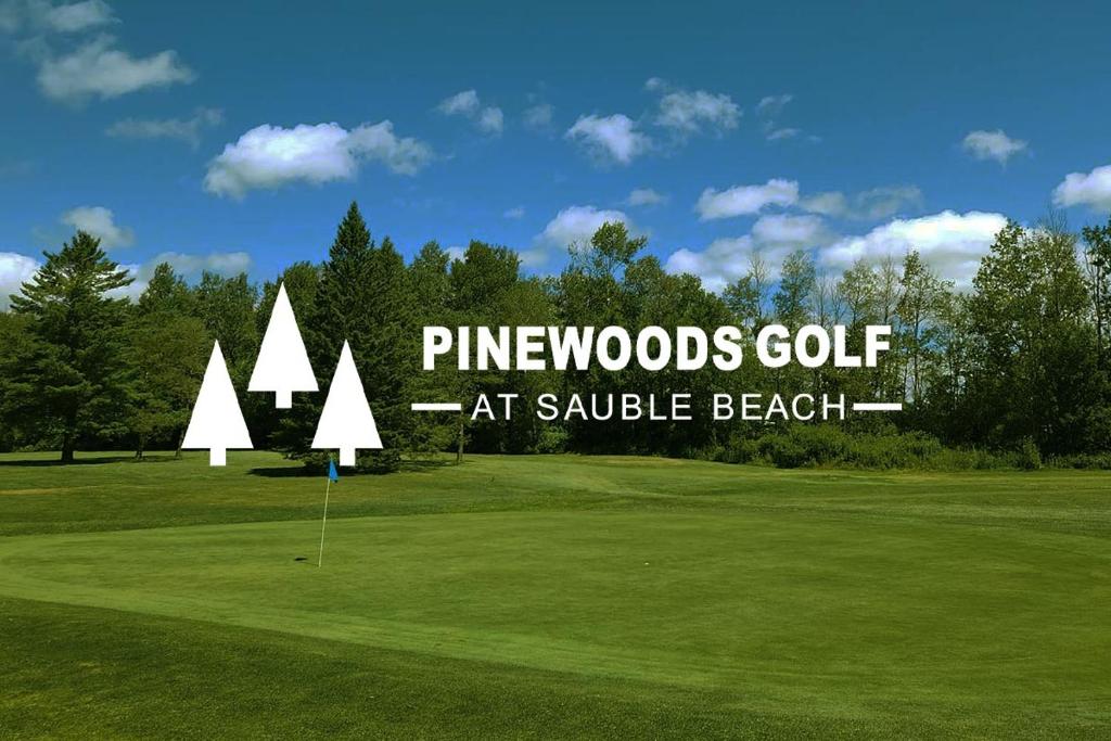 Golf v prázdninového areálu nebo okolí