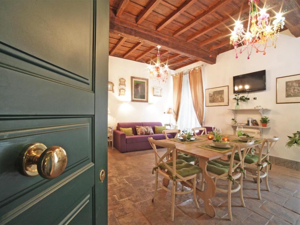 Una cocina y una sala de estar con mesa y sillas. en Nostromondo Apartments in Rome City Centre, en Roma