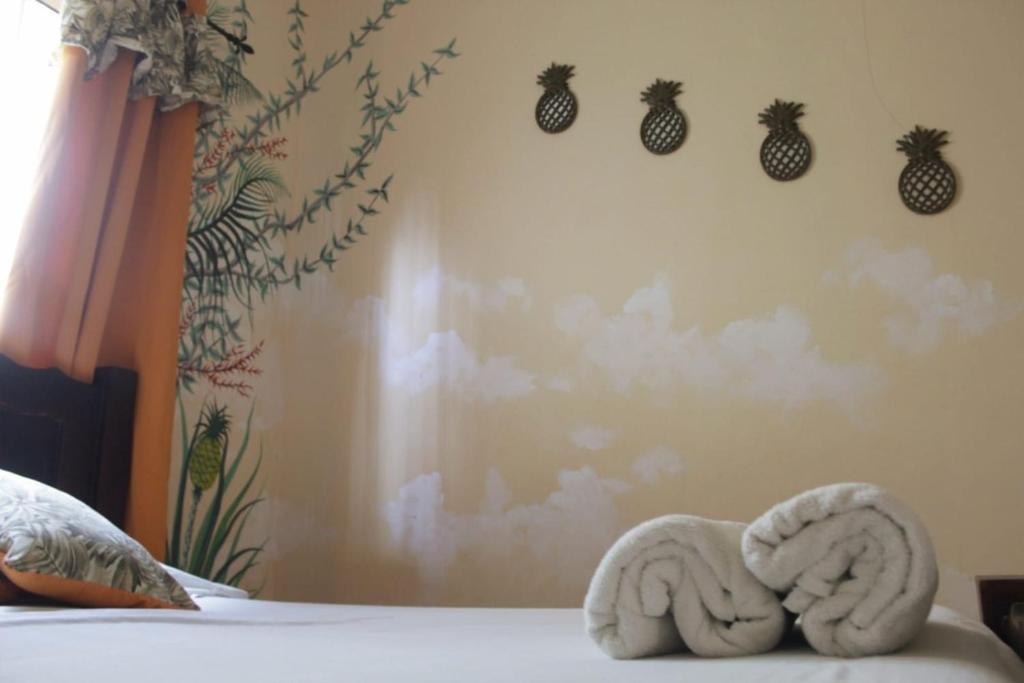 Tempat tidur dalam kamar di Cataleya Hostel