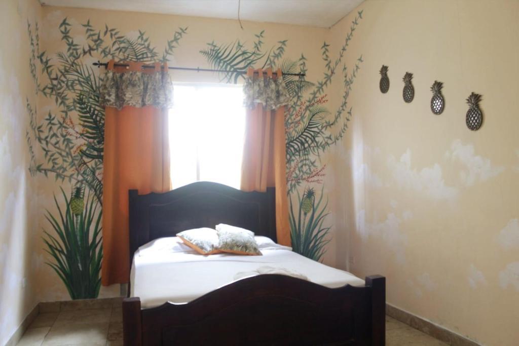 Tempat tidur dalam kamar di Cataleya Hostel