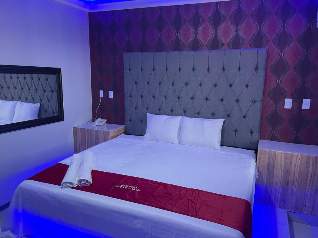 Postel nebo postele na pokoji v ubytování AUTO HOTEl MONTE CARLO