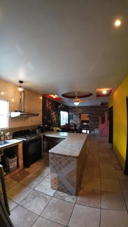 Dapur atau dapur kecil di Cataleya Hostel