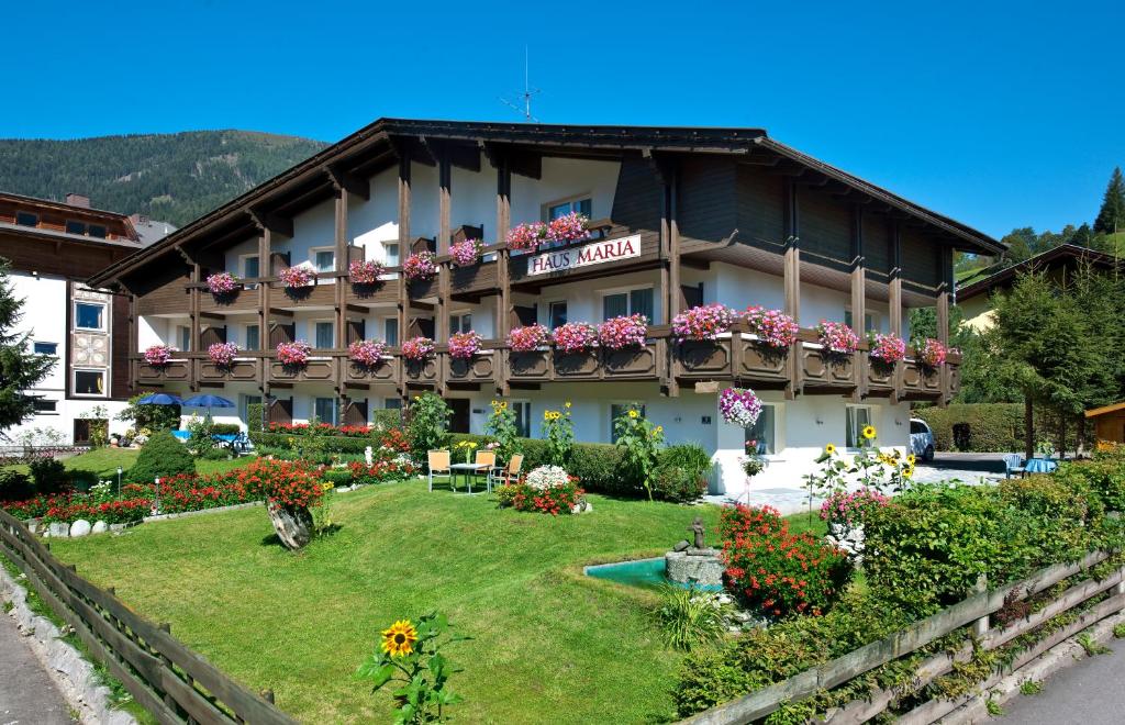 ein großes Gebäude mit Blumen davor in der Unterkunft Haus Maria in Bad Kleinkirchheim