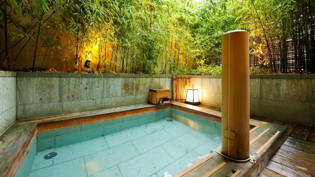 Bazén v ubytování Kadensho, Arashiyama Onsen, Kyoto - Kyoritsu Resort nebo v jeho okolí