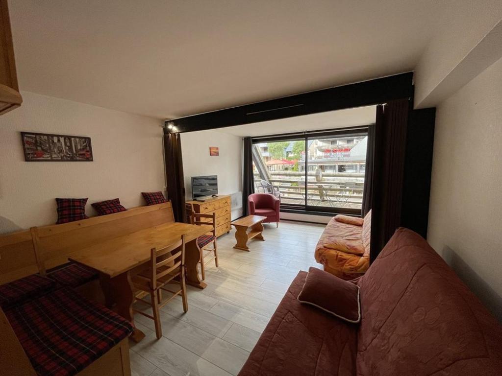 un salon avec un canapé et une table dans l'établissement Charmant studio au coeur de la station, balçon exposé, idéal pour 4 personnes - FR-1-787-7, à Laveissière