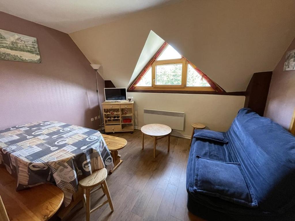 une chambre avec un lit, une table et une fenêtre dans l'établissement Charmant T2 cabine au pied des pistes - 4 pers - FR-1-787-32, à Laveissière