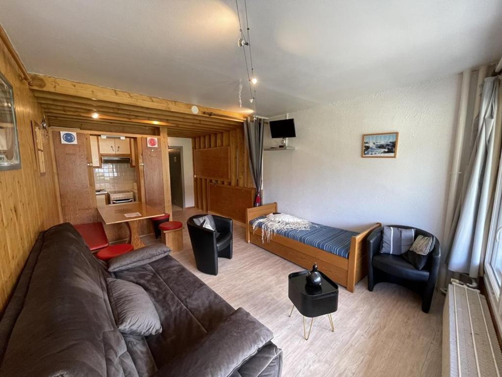 un salon avec un canapé et un lit dans l'établissement Studio avec balcon en centre station, WiFi et animaux admis - FR-1-787-60, à Laveissière