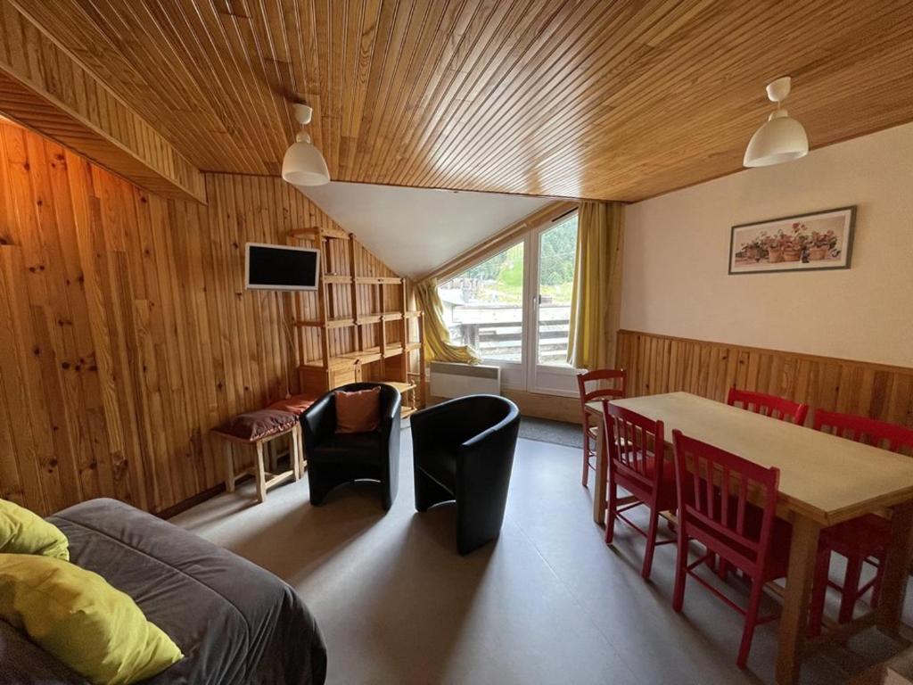 une pièce avec une table, des chaises et un lit dans l'établissement Duplex 6/8 pers. avec balcon en plein centre, proche des pistes et commerces - FR-1-787-52, à Laveissière