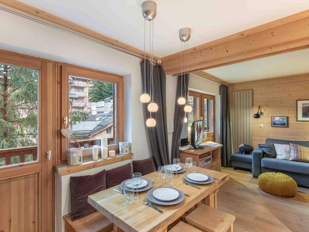 un salon avec une table et un canapé dans l'établissement Appartement cosy à Méribel, proche des remontées et commerces, 4 pers, balcon, WIFI inclus - FR-1-565-109, à Les Allues