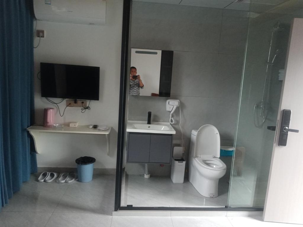 Huangtuhe窑屋民宿的拍着带卫生间的浴室照片的人