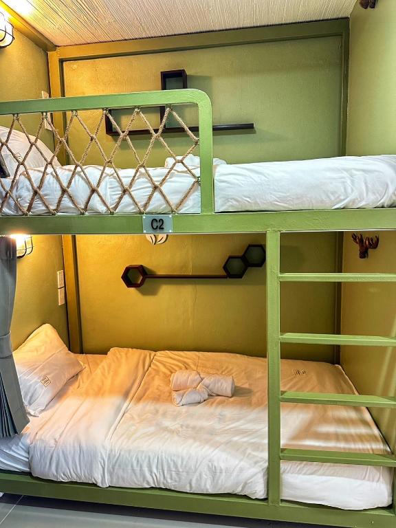 Palanda nebo palandy na pokoji v ubytování Beach Yard Hostel