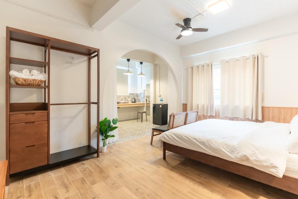 เตียงในห้องที่ Baan Old Town Boutique Stay, Phuket Town