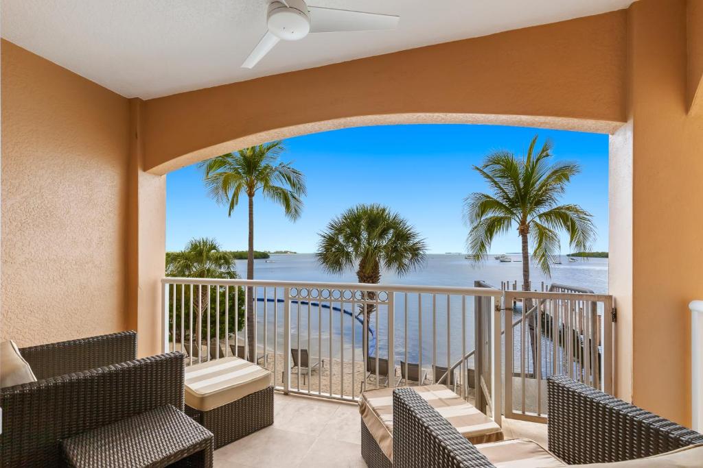 ein Balkon mit Stühlen und Blick auf das Meer in der Unterkunft Beachside Resort &amp; Residences in Key West