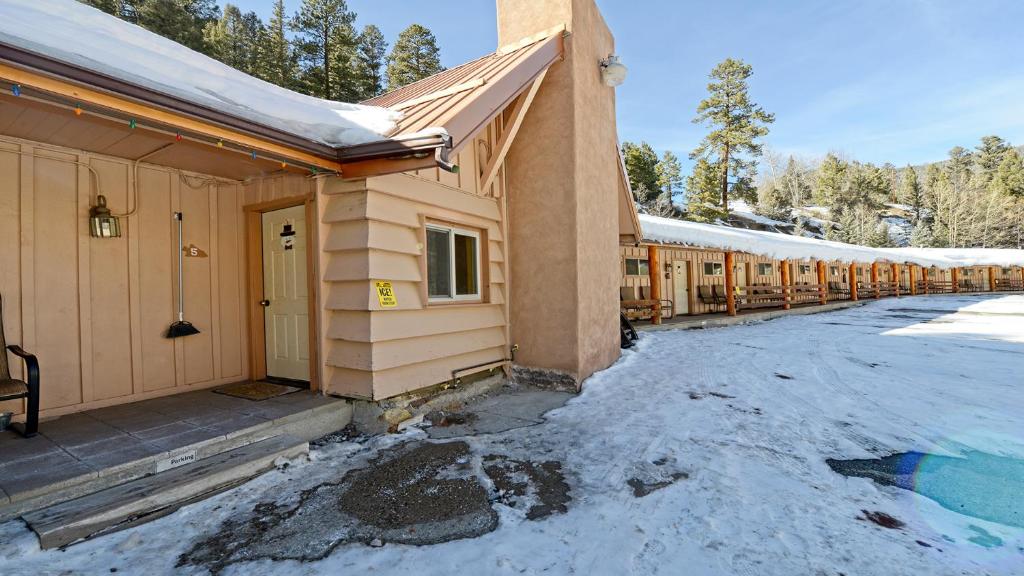 un edificio con la neve sul terreno di fronte di Arrowhead 05 a Red River