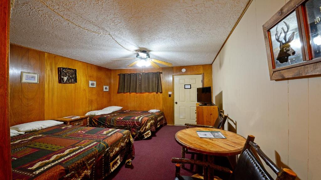 een hotelkamer met twee bedden en een tafel bij Arrowhead 06 in Red River