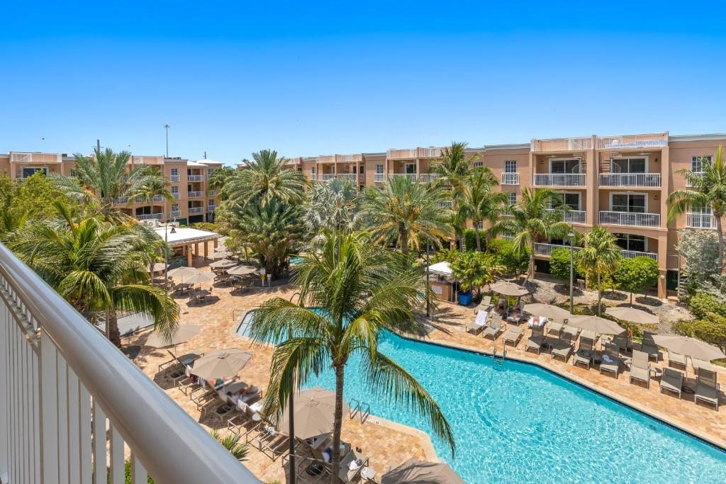 Der Swimmingpool an oder in der Nähe von Beachside Resort &amp; Residences