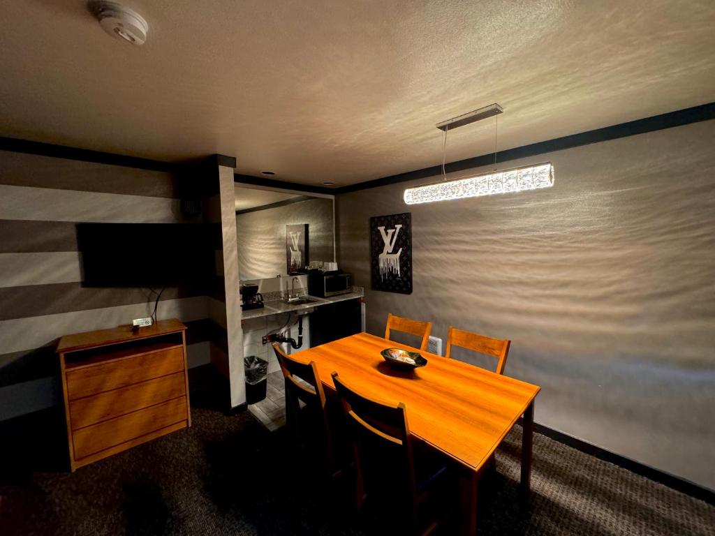 a dining room with a wooden table and chairs at Cascade Lodge in Bend
