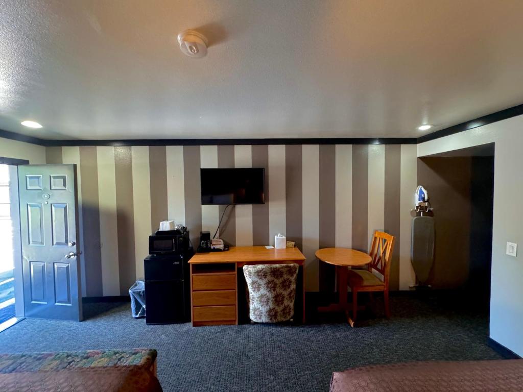 a room with a desk and a table and a door at Cascade Lodge in Bend