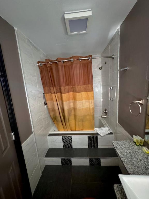 a bathroom with a shower with a shower curtain at Cascade Lodge in Bend