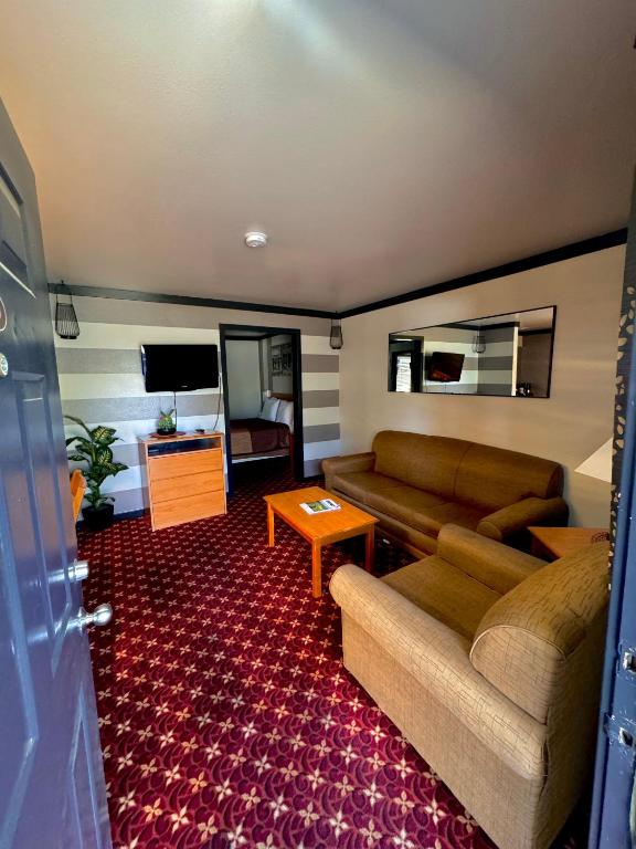 a living room with a couch and a tv at Cascade Lodge in Bend
