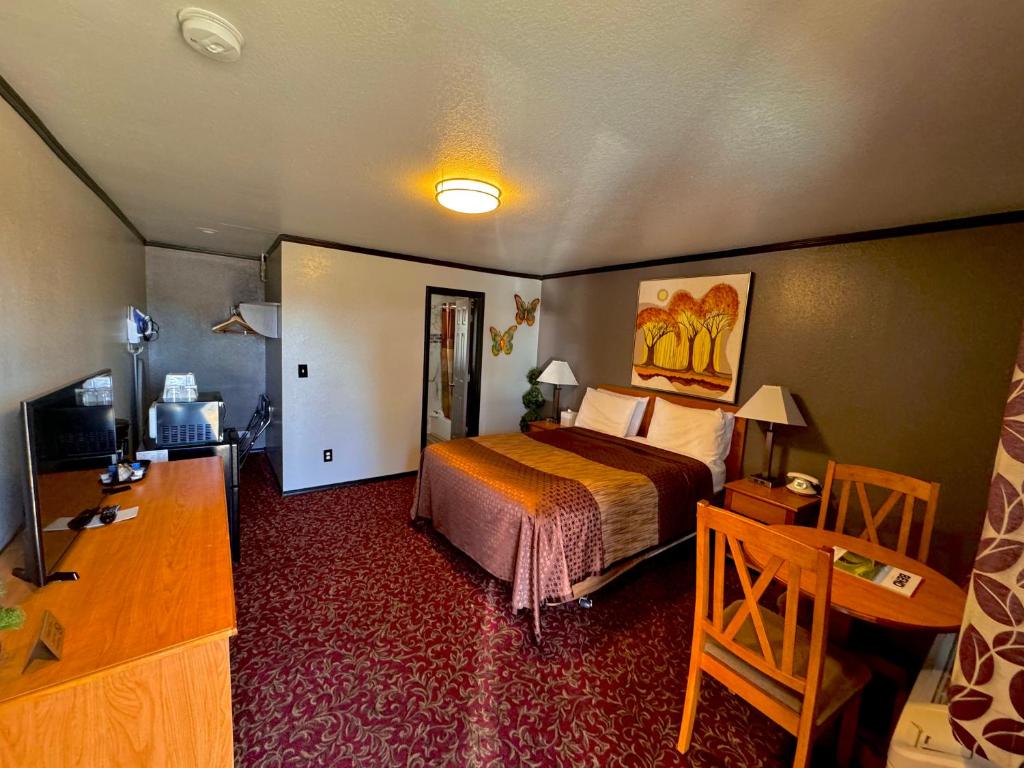 a hotel room with a bed and a desk at Cascade Lodge in Bend