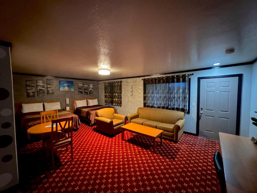 a living room with two beds and a couch at Cascade Lodge in Bend