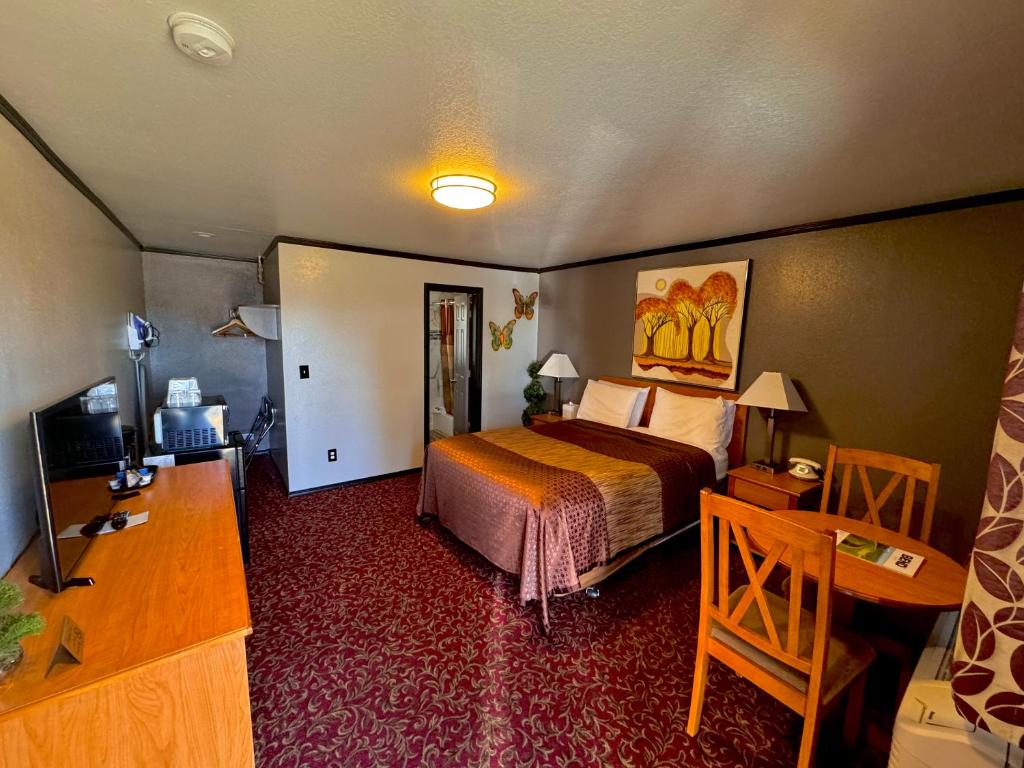 a hotel room with a bed and a desk at Cascade Lodge in Bend