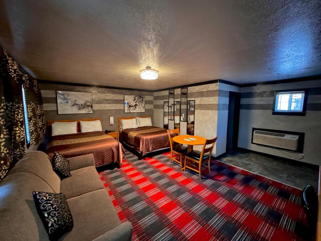 a room with a couch and a bed and a table at Cascade Lodge in Bend