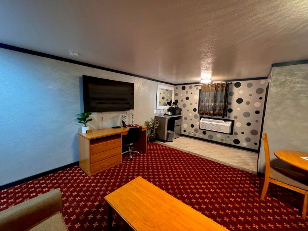 a room with a desk and a table and a room with a gmaxwell gmaxwell gmaxwell at Cascade Lodge in Bend