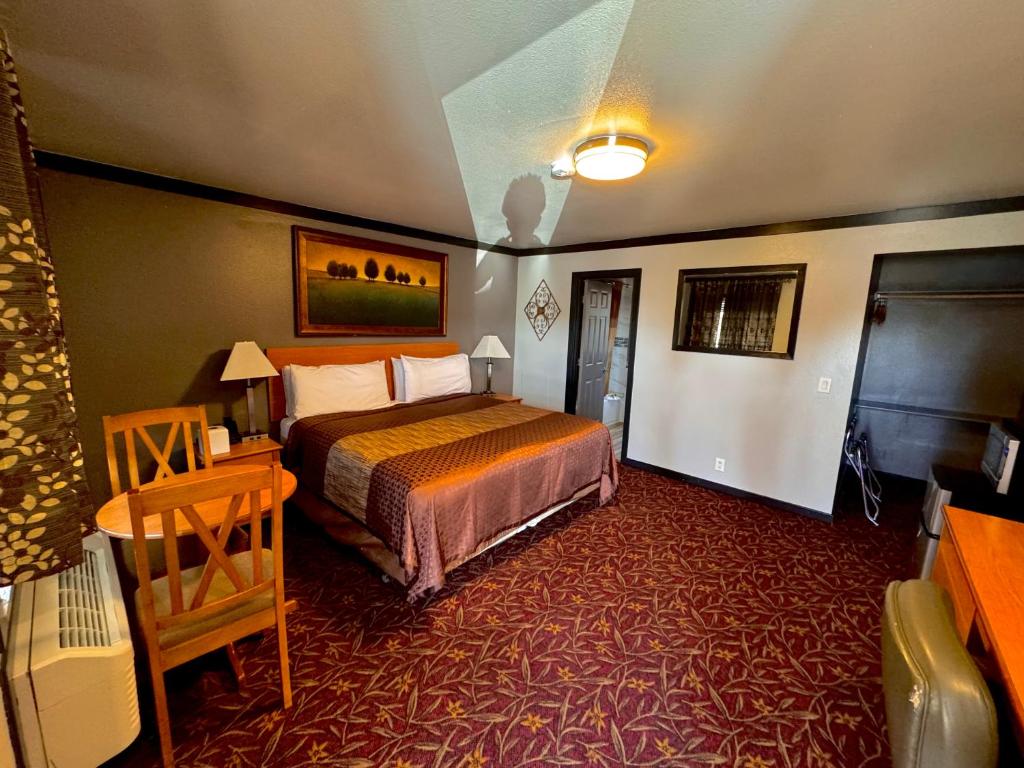 a hotel room with a bed and a desk at Cascade Lodge in Bend