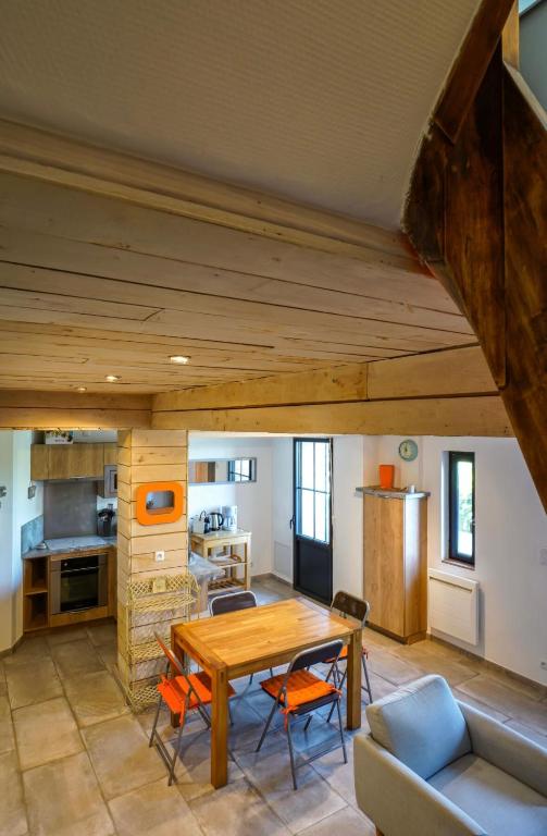 une cuisine et une salle à manger avec une table et des chaises en bois dans l'établissement La charmante au bord du cher, à Saint-Avertin