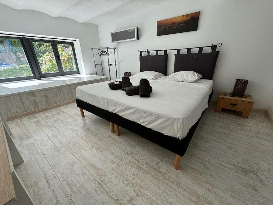 une chambre avec un grand lit dans une pièce dans l'établissement Le Grenade - Spacieux 2 chambres Cannes centre 5min à pied, à Cannes