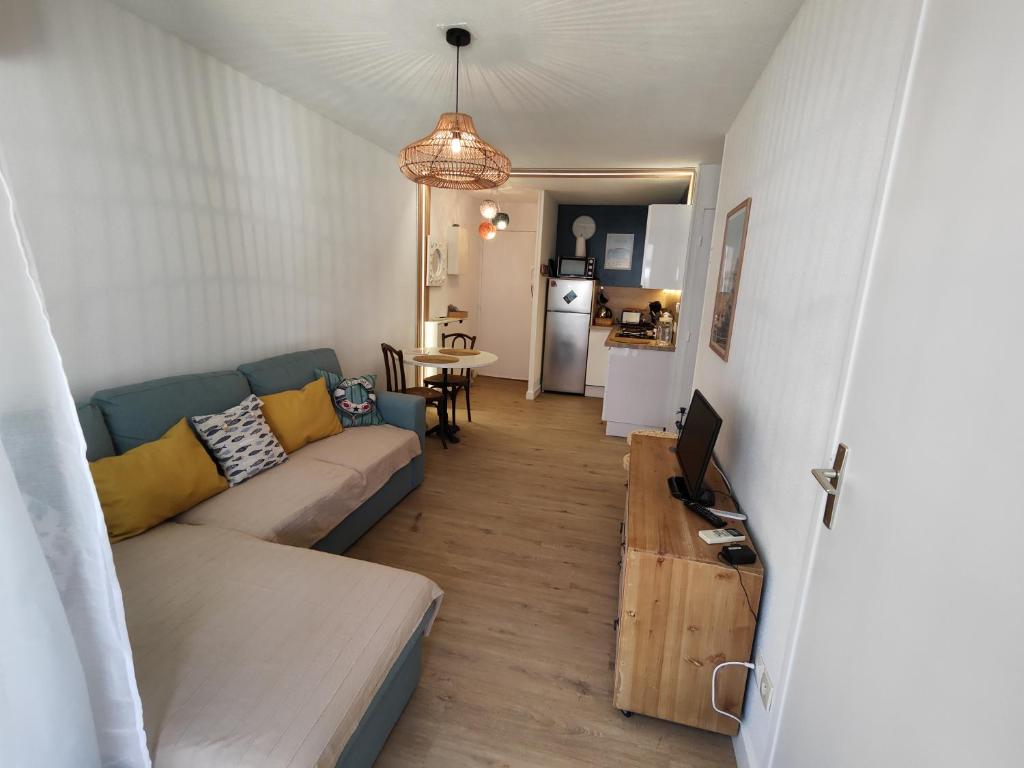 un salon avec un canapé et une table dans l'établissement Appartement Quai Vauban, à Sète