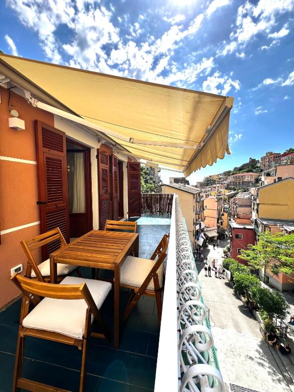 a patio with a table and chairs on a balcony at Casa Camilla in Riomaggiore