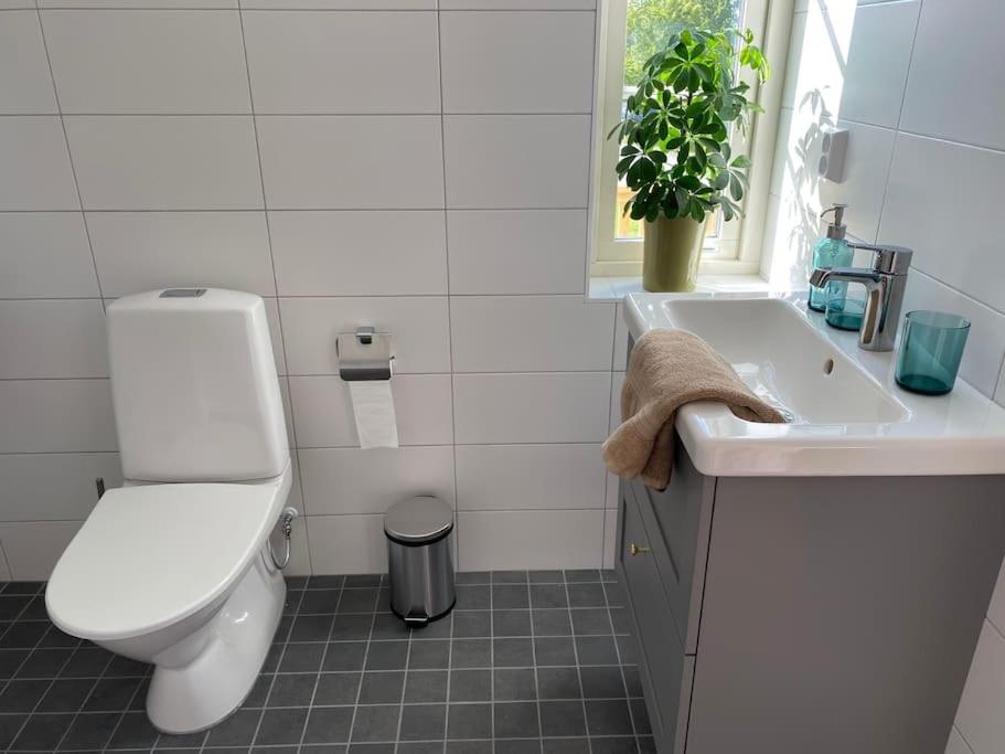 Koupelna v ubytování Härligt semester boende