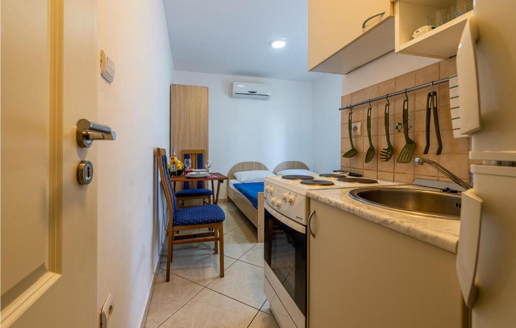 Kuchyňa alebo kuchynka v ubytovaní Cozy Apartment In Seline With Wifi