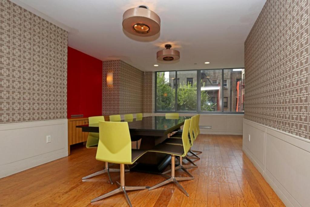 رزرو هتل و هاستل، Murray Hill 1BR w Gym Doorman Pool Rooftop NYC-585, آژانس هواپیمایی آسمان سپید